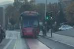 Tramvayın arkasına tutunarak yolculuk eden çocuk yürekleri ağıza getirdi