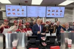 Trump, bir restoranı ziyaret ederek başkanlık uçağına götürmek için hamburger sipariş etti 