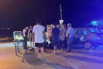 ’U’ dönüşü yapmak isteyen otomobile 2 motosiklet ok gibi saplandı