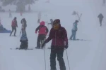 Uludağ’da sömestr tatilinin son günlerinde sis ve soğuğa rağmen yoğunluk sürüyor 