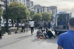Üst geçitteki asansörde kurtarma çalışması yapılırken iki motosiklet çarpıştı: 2 yaralı 