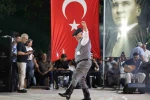 Üstat ve genç efeler ’Zeybek Ateşi’ni yaktı 