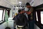 Uzman çavuşluğu bırakıp mobil berber oldu 