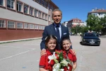 "Vali olmak istiyorum" diyen minik öğrenci karne törenine damga vurdu 