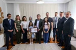 Vali Sözer, evde eğitim gören öğrencilerin karne sevincine ortak oldu 
