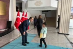 Vali Taşolar bayram geleneğini sürdürdü, çocuklara harçlık verdi 