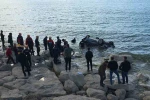 Van Gölü’ne uçan otomobildeki 1 kişi yaralandı 