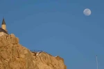 Van Kalesi’nde gökyüzü şöleni: Şişkin ay tarihle buluştu