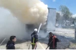 Van’da seyir halindeki tırın dorsesi yandı 