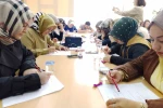 Veliler sınav sıralarına çocukları için oturdu 