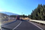 Virajda hatalı sollama faciaya davetiye çıkarıyordu: Kafa kafaya çarpışmadan saniyelerle kurtuldular