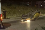 Virajı alamayan ticari taksi ters döndü: 2 yolcu yaralandı 