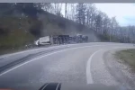 Virajı alamayan tır devrildi, sürücü yaralandı: Kaza anı kamerada 
