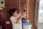 Yaralı bulduğu yavru saksağan kahvaltı arkadaşı oldu 