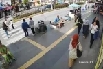 Yayalara çarpan motosiklet sürücüsü yaralılar yerde yatarken olay yerinden kaçtı 