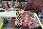 Yaz sıcaklarında şal ve eşarp seçiminde ince kumaşlar ve açık tonlar revaçta