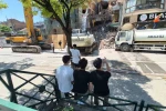 Yıkım çalışmalarını keyifle izleyen gençler 