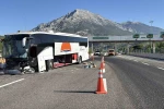 Yolcu otobüsü bariyere çarptı: 5 yaralı 