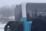 Yolda kalan yolcu otobüsünün yardımına vatandaşlar yetişti