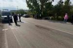 Yoldan çıkan otomobil ağaçlık alanda yan yattı