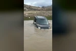 Yolunu kaybetti, aracıyla çayı geçmeye çalışırken suda mahsur kaldı