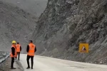 Yüksekova yolu heyelan riski nedeniyle gece trafiğe kapatılacak 