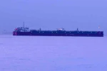 Zehirlenme yaşanan tanker gemisi, günün ilk ışıklarıyla görüntülendi
