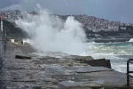Zonguldak’ta dalgalar 7 metrelik liman duvarını aştı 