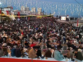 10 bin kişi deniz kenarında iftarda buluştu
