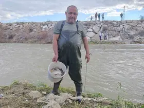 10 yıllık kuraklığın hakim olduğu çayda balık avladılar
