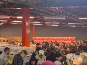 100 TL’lik indirim izdihamı: Birbirlerini ezdiler
