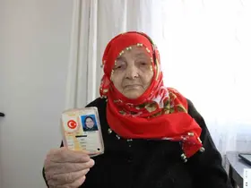 102 yaşında yeni kimliğine kavuştu
