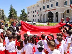 1071 öğrencinin emeğiyle hazırlanan mozaik Türk bayrağı açıldı
