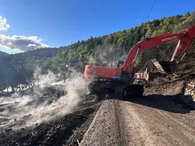 11 evin küle döndüğü köyde enkaz iş makineleriyle kaldırılıyor
