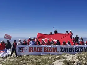 15 Temmuz için zirveye tırmandılar
