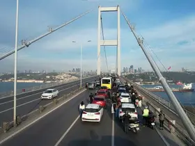 15 Temmuz Şehitler Köprüsü’nde 09.05’te vatandaşlar araçlarından inerek saygı duruşunda bulundu
