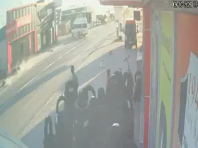 15 yaşındaki motosiklet sürücüsünün ağır yaralandığı kaza kamerada
