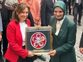 152 yıllık makineyle işlenen Kızılay’ın ilk amblemi Bakan Göktaş’a da hediye edildi

