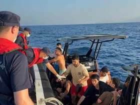 17 düzensiz göçmen kurtarıldı, 1 göçmen kaçakçısı yakalandı
