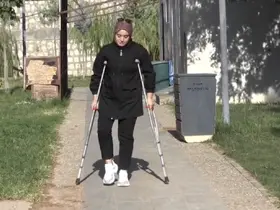 20 yaşında hayatı karardı: Yanlış ameliyatla sağlığından oldu, şimdi yürüyebilmek için destek bekliyor
