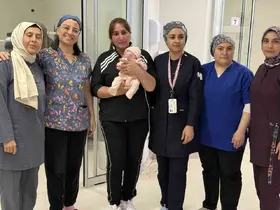 25 haftalık olarak dünyaya gelen bebek 180 gün sonra anne kucağıyla tanıştı
