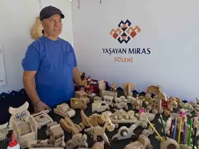 25 yıllık sanatını çocuklar için ahşap oyuncaklara dönüştürüyor
