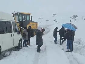 2600 rakımlı bölgede karda mahsur kalan yolcuları belediye ekibi kurtardı
