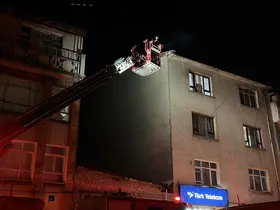 3 katlı binanın çatısında yangın paniği yaşandı