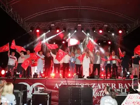 30 Ağustos Zafer Bayramı Edremit’te fener alayı ve Fatma Turgut Konseri ile kutlandı

