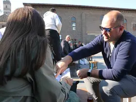 35 yıllık araçla Diyarbakır’ı karış karış geziyorlar
