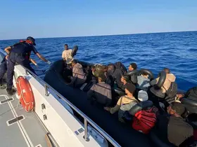 36 düzensiz göçmenin bulunduğu lastik bot arızalanınca Sahil Güvenlik kurtardı
