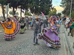 "36. Uluslararası Samsun Halk Oyunları Festivali" renkli görüntülerle başladı
