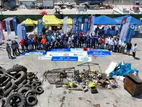 38 dalgıcın katıldığı etkinlikte denizden araç lastiği, çöp konteynırı, akü, demir parçaları çıktı
