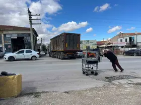 4 çocuğunu simit satarak okutuyor

